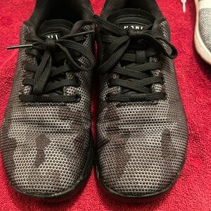 No bull athletic training shoes. Size 7 in women’s size 5.5 in men’s